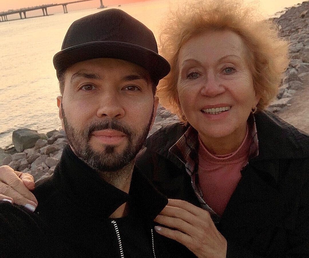 Денис Клявер поплавал на яхте с мамой по ночному Санкт-Петербургу