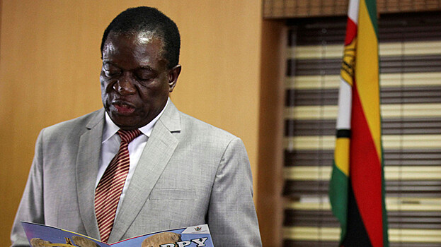 Бывший вице-президент Зимбабве пока не вернется в страну