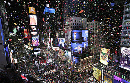 Спуск хрустального шара в Нью-Йорке ознаменовал начало Нового года на востоке США