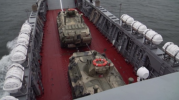 Десантные катера Балтийского флота отработали высадку бронетехники
