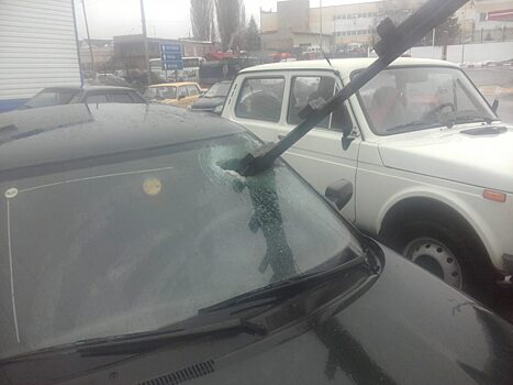 Оторванная ветром с крыши лестница пробила в Саратове автомобиль. ФОТО