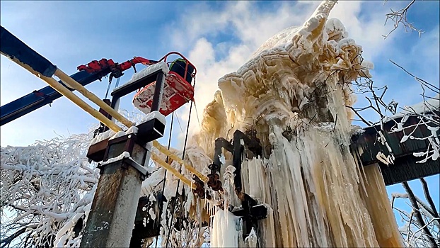 Глыба льда размером с двухэтажный дом образовалась на теплотрассе в Архангельске