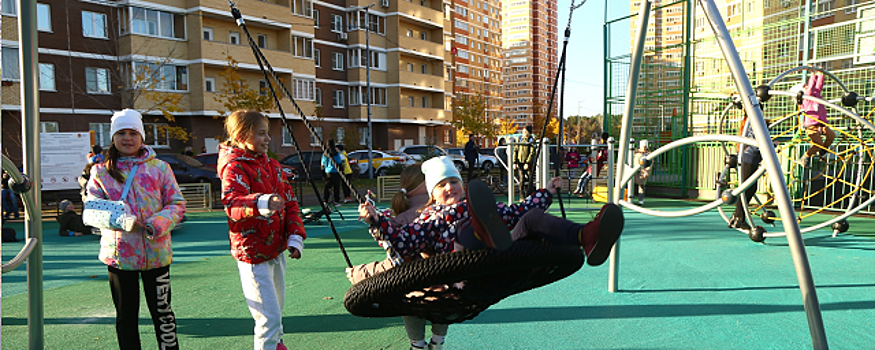 Жители дома на улице Лучистой в Раменском приняли новую детскую площадку