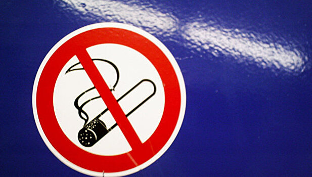 Депутат прокомментировал запрет курения у подъездов