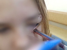 В Приморье школьник воткнул ручку в глаз однокласснице
