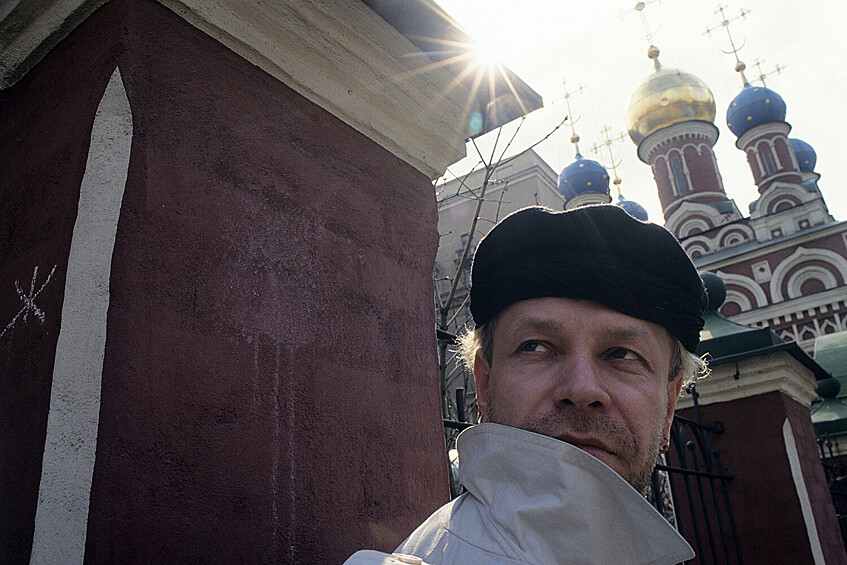 Борис Моисеев на прогулке у Новодевичьего монастыря, 1994 год