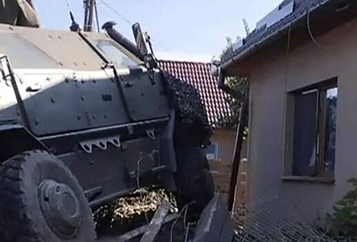 Врезавшийся в дом бронетранспортер НАТО попал на видео