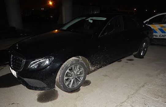 В Петербурге угнанную иномарку стоимостью 2,5 млн рублей нашли под виадуком