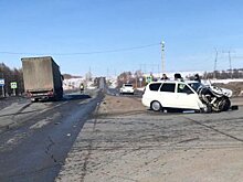 Две женщины пострадали в ДТП «Приоры» и грузовика в Башкирии