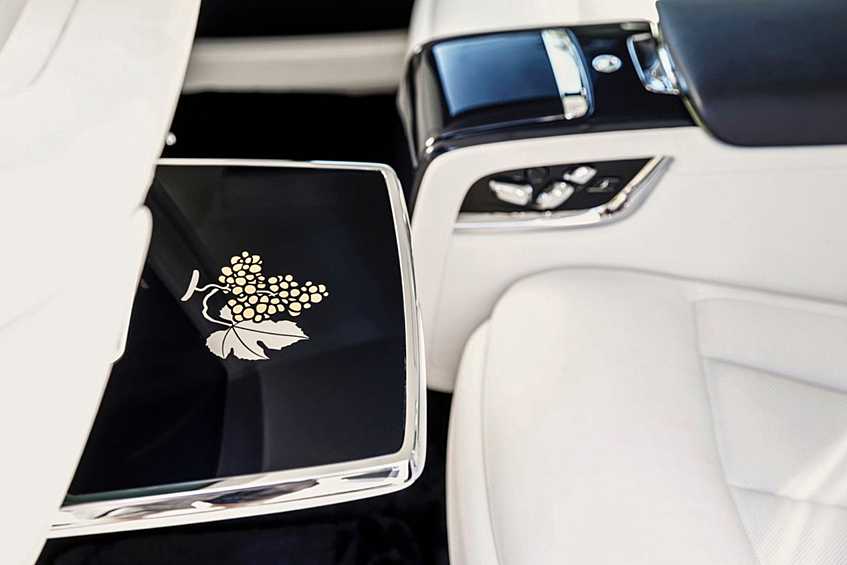 В интерьере использована кожа Grace White и Navy Blue с вкраплениями цвета Jasmine, а каждая вышивка с изображением винограда требует 9215 отдельных стежков. Для виноградных мотивов на откидных столиках применены нержавеющая сталь и напыление золота. «Звёздный потолок» дополняет карта Италии.