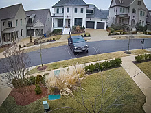 Видео: неуправляемый пикап скользит боком по обледенелой дороге