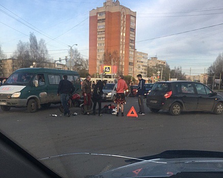 От удара упал на дорогу: в Брагино произошло серьёзное ДТП с участием мотоциклиста