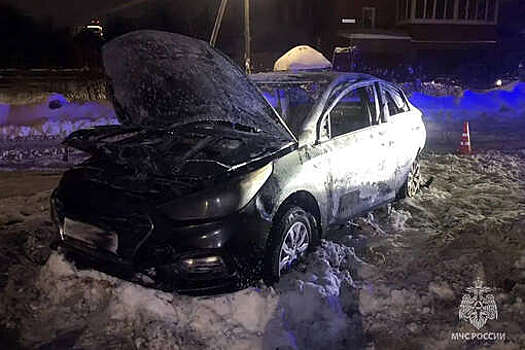 В Ижевске автомобиль с человеком воспламенился на ходу