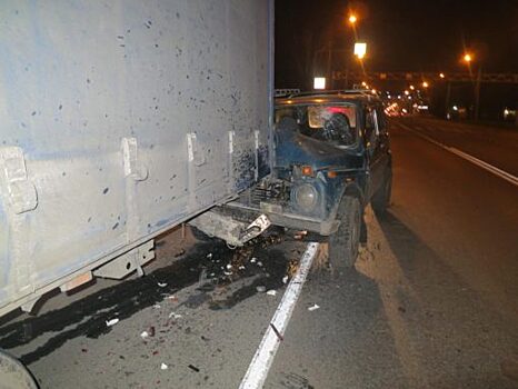 В Тросне пьяный водитель врезался в стоящий грузовик