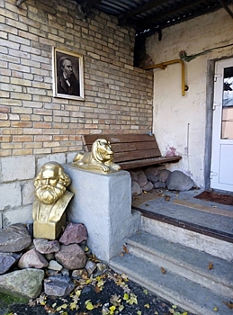 Подъезд с золотыми львами и бюстом Маркса появился в Дзержинске