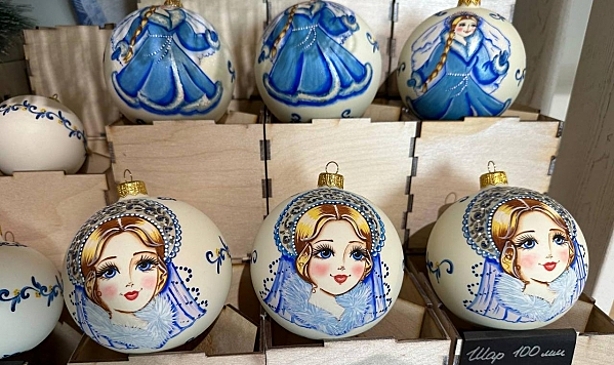 Как делают новогодние игрушки на маленькой фабрике в Великом Новгороде