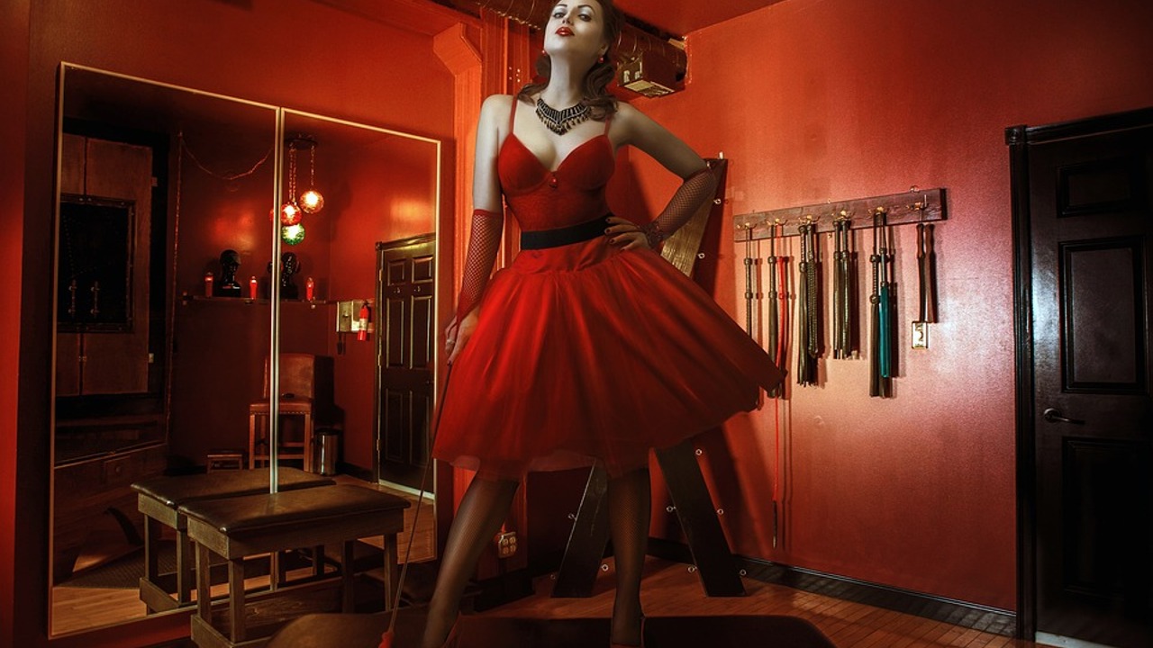 Көптеген жігіттермен және бір қызбен жыныстық қатынас