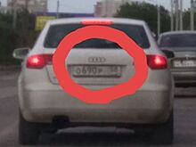 Хитрый водитель забыл снять наклейку с госномера и поехал по Пензе