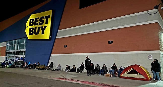 Покупатели разбили палатки у магазина с PS5 и Xbox Series — в очереди стояли более 250 человек