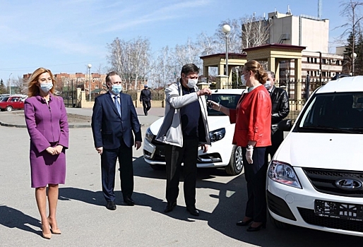 «Единая Россия» передала омским больницам легковые автомобили