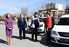 «Единая Россия» передала омским больницам легковые автомобили
