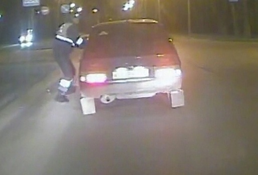 Пьяный вологжанин без прав с полкилометра протащил инспектора, удерживая за руку