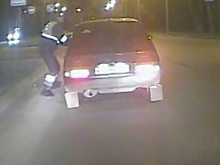 Пьяный вологжанин без прав с полкилометра протащил инспектора, удерживая за руку