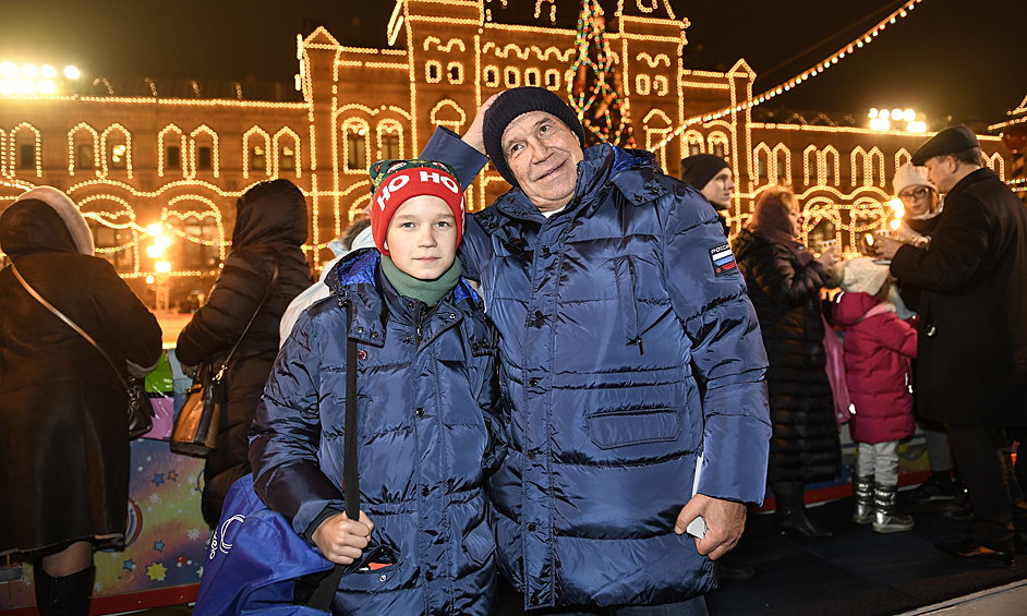 Актер Сергей Гармаш с сыном Иваном у ГУМ-Катка на Красной площади, 2019 год