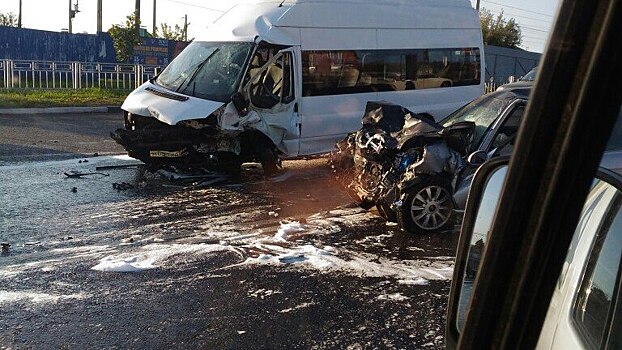 В ДТП с легковушкой и микроавтобусом в Воронеже пострадали 2 человека