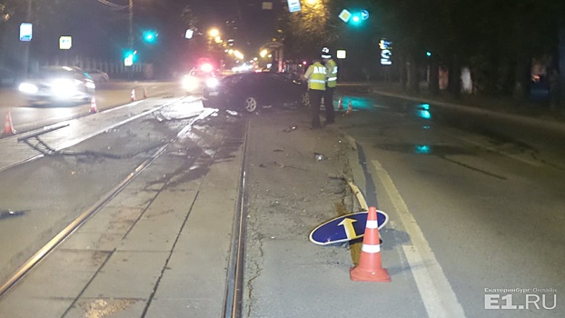 Ограждение пробило автомобиль: во Втузгородке Subaru на большой скорости снесла трамвайную остановку