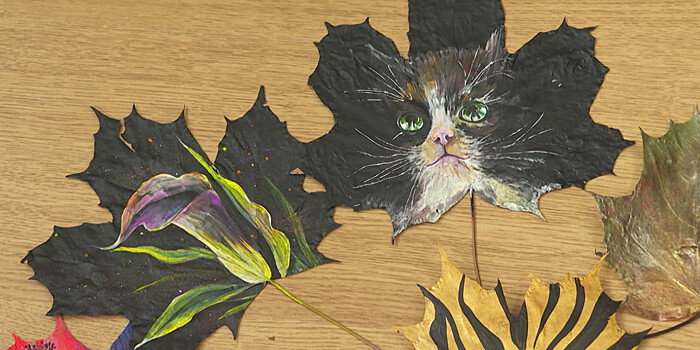 Осеннее вдохновение: жительница Ленобласти создает картины на кленовых листьях