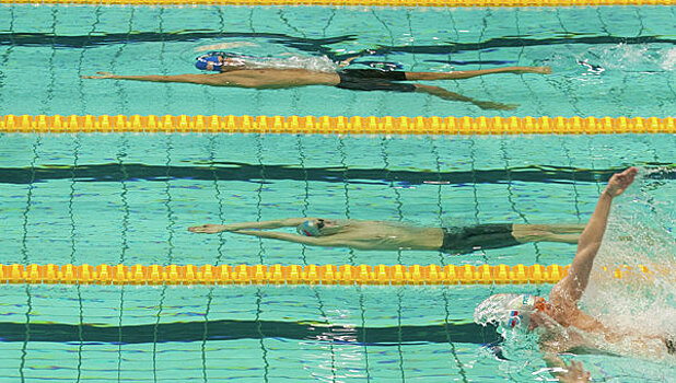 Рылов победил на 100 метров на спине на ЧР по плаванию