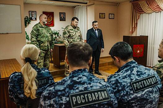 Александр Хинштейн вручил награды курским росгвардейцам