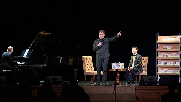 В ЦДРА состоялась творческая встреча с писателем Олегом Роем