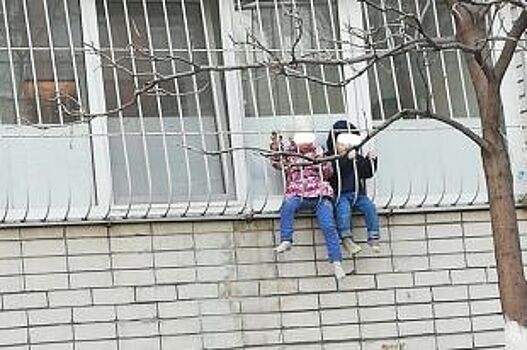 Очевидцы: В Саратове детей заперли за оконной решеткой балкона