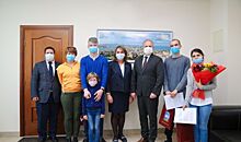 Мэр Владивостока вручил детям-сиротам ключи от новых квартир