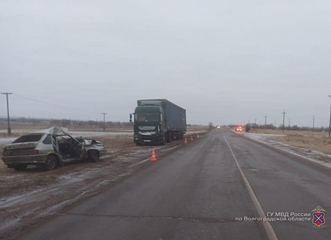 Водитель "семерки" погиб после столкновения с КамАЗом в Самарской области