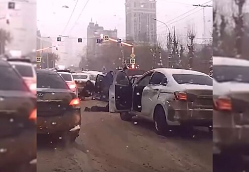 В Екатеринбурге силовики в штатском провели захват машины с подозоеваемым