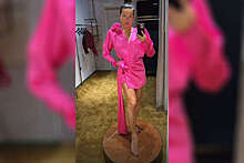 Певица Нюша снялась в розовом мини-платье с глубоким декольте