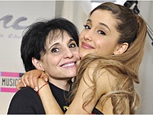 Мама Арианы Гранды спойлернула новый альбом дочери