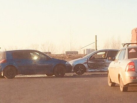 В результате ДТП в Балакове пострадали два водителя французских машин