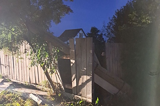 В пермском поселке Суксун смерч сорвал крыши домов и повалил деревья