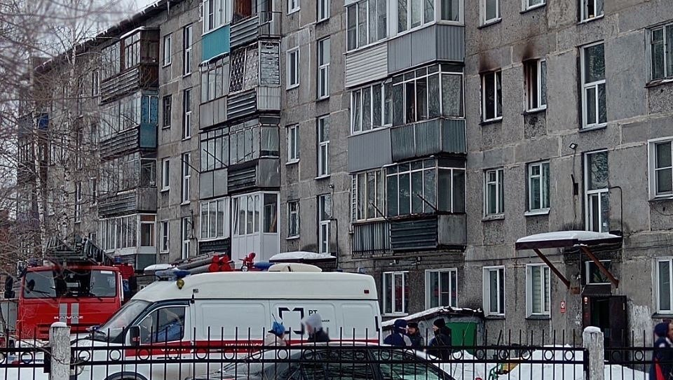 Пожарные спасли трех человек из загоревшейся многоэтажки в Новокузнецке