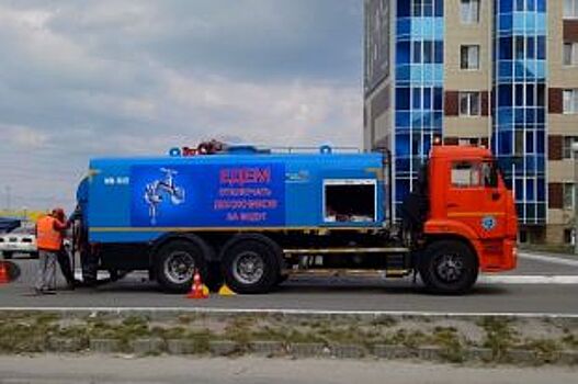 В Ханты-Мансийске работает машина «Водоканала» с пугающей надписью