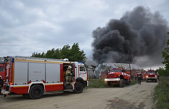 В Свердловской области потушили пожар на складах