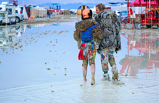 В США тысячи посетителей фестиваля Burning Man застряли в пустыне из-за проливных дождей