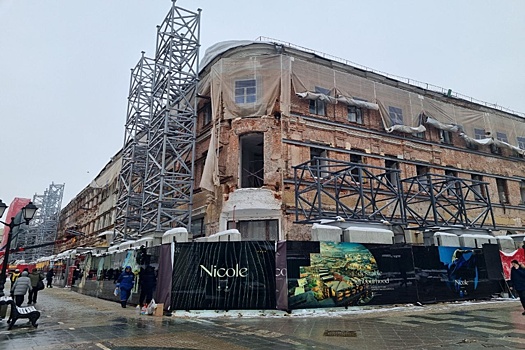 В центре Москвы сняли фасадную сетку с Чижовского подворья, которое станет элитным кварталом