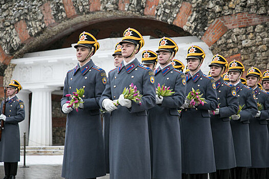 Военнослужащие Кремлевского полка подарили женщинам букеты цветов