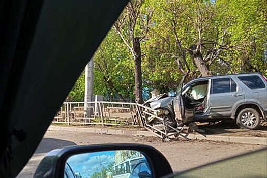 Автомобиль с мертвым водителем врезался в ограждение в Красноярске