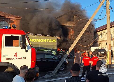 Частный автосервис с джипом внутри сгорел в Новосибирске